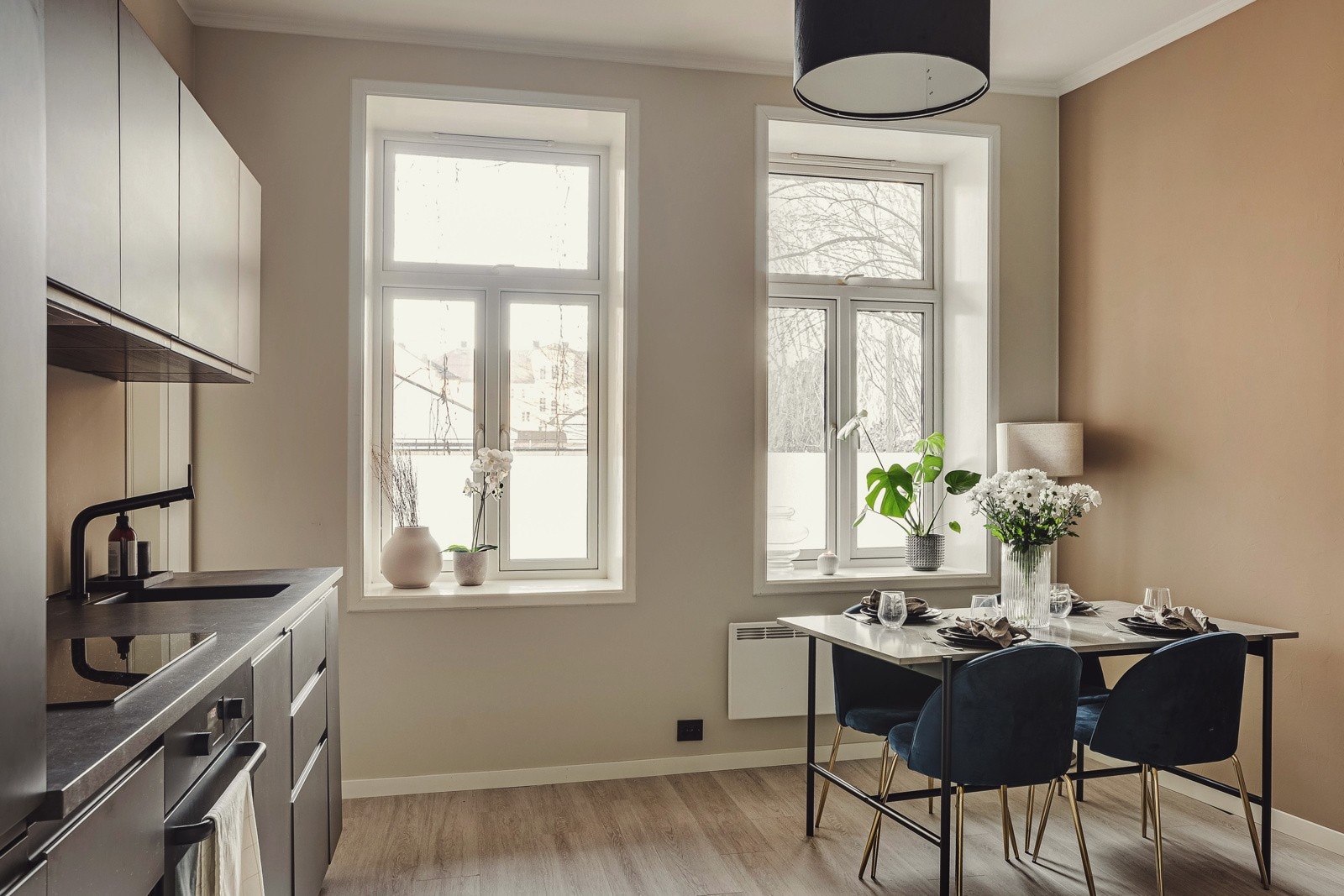 Planløsningen er godt utnyttet og det er generøs takhøyde målt opptil ca. 2.95 meter. Galleribilde