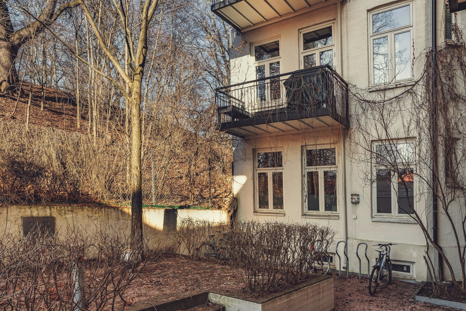 Attraktiv beliggenhet, skjermet og tilbaketrukket, likevel i nærheten av alt du trenger i hverdagen. Galleribilde