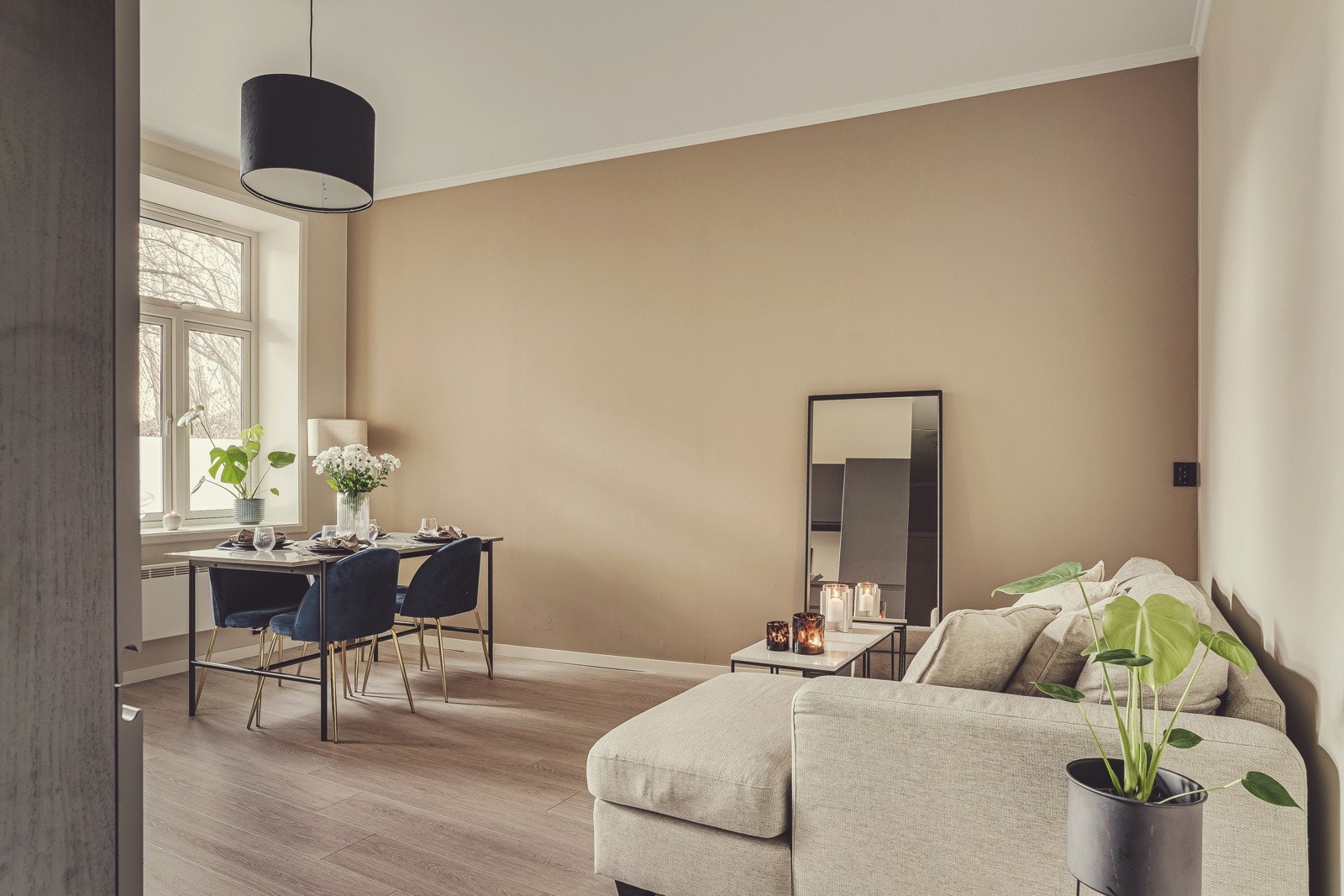 Mange innredningsmuligheter. God plass til både spisegruppe og sofa. Galleribilde