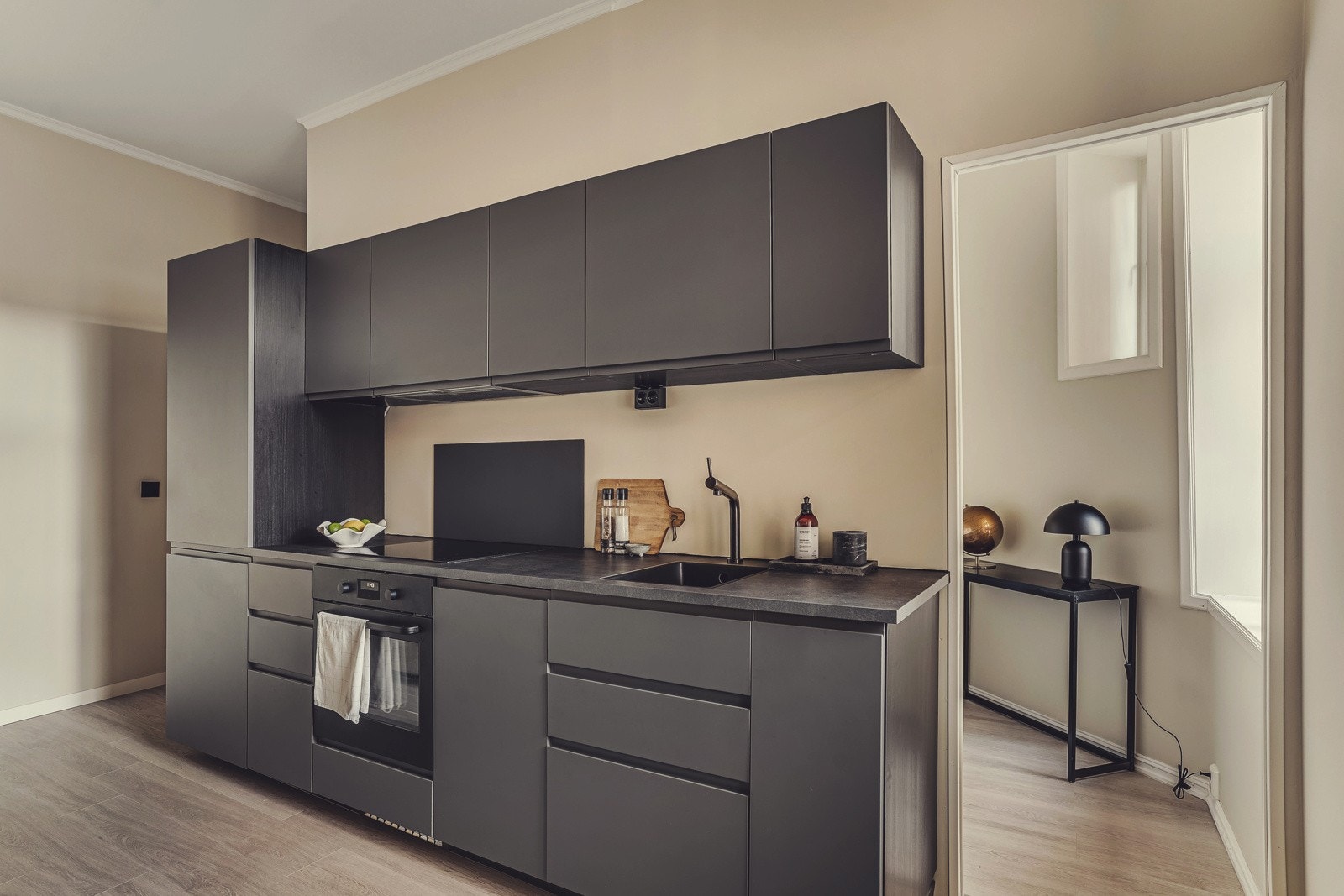 Hvitevarer som stekeovn, platetopp, kjøleskap med frysedel og oppvaskmaskin. Galleribilde