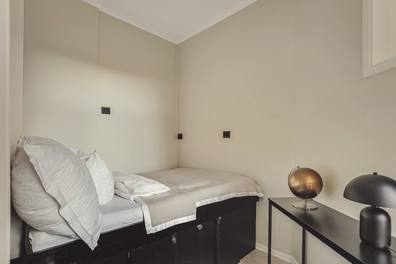 Innenfor kjøkkenet ligger leilighetens soverom. Galleribilde