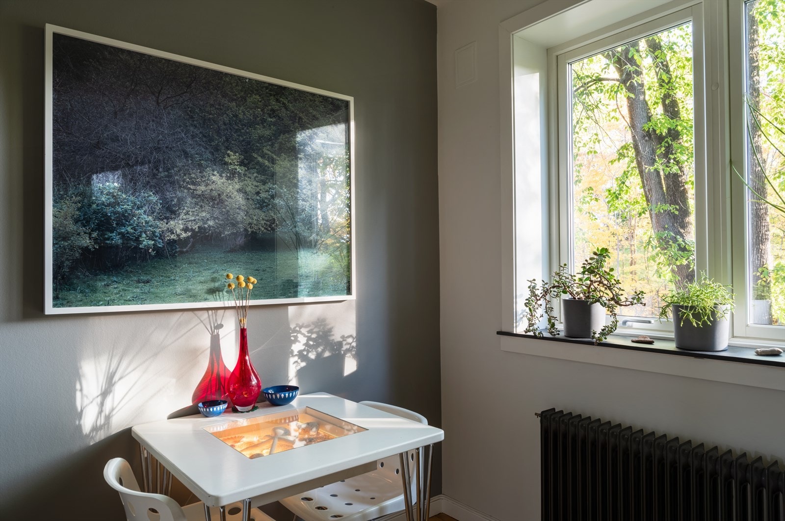 - Separat kjøkken med nydelig morgensol. Vindusbenkene på kjøkkenet og soverom er lagt av skiferstein og de originale radiatorene er sandblåst og lakkert - Galleribilde
