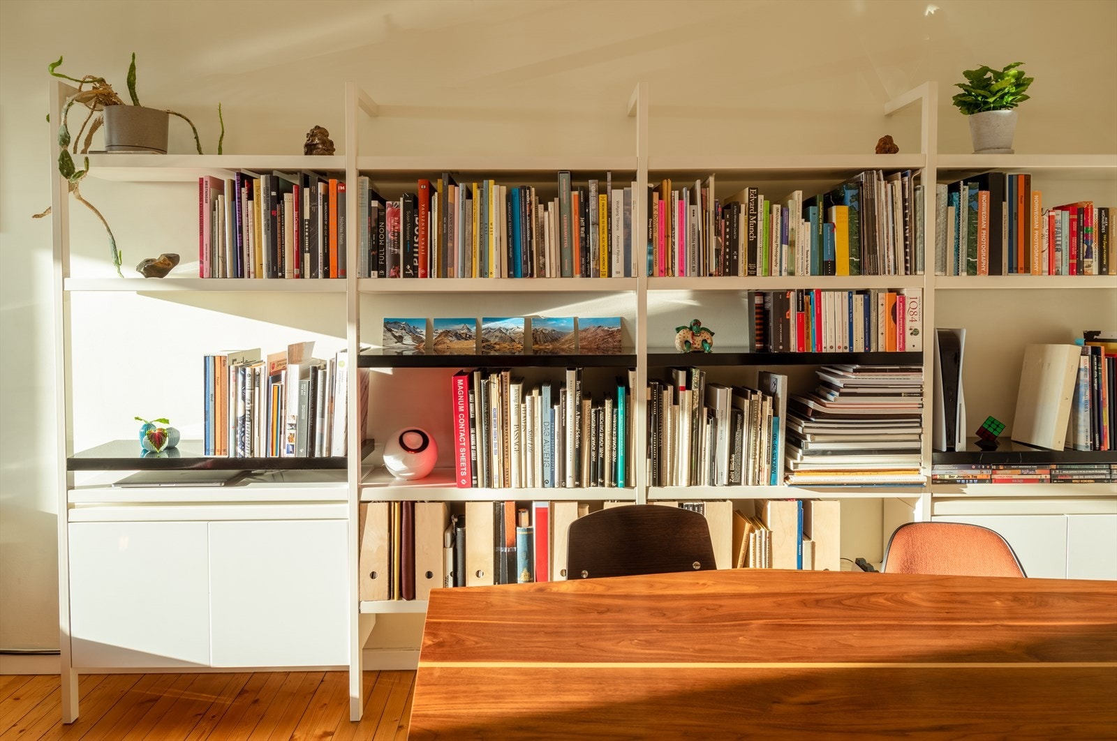 - Her er det fine solforhold til sent kveld. Spisebord med bibliotek som kan også lett integreres med en arbeidsplass - Galleribilde