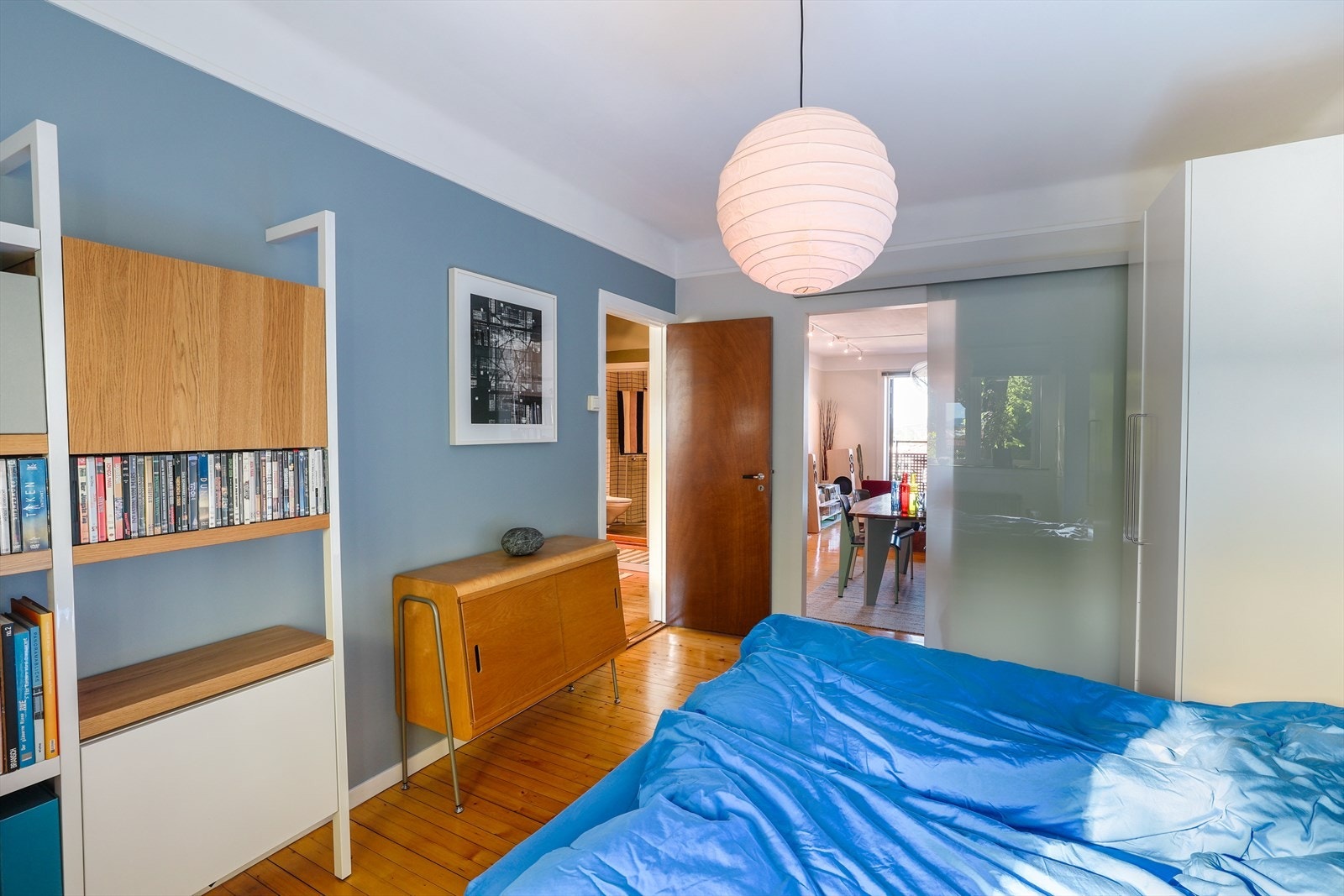 En original takliste omringer soverommet og stue i de 2.65cm høye rommene Galleribilde