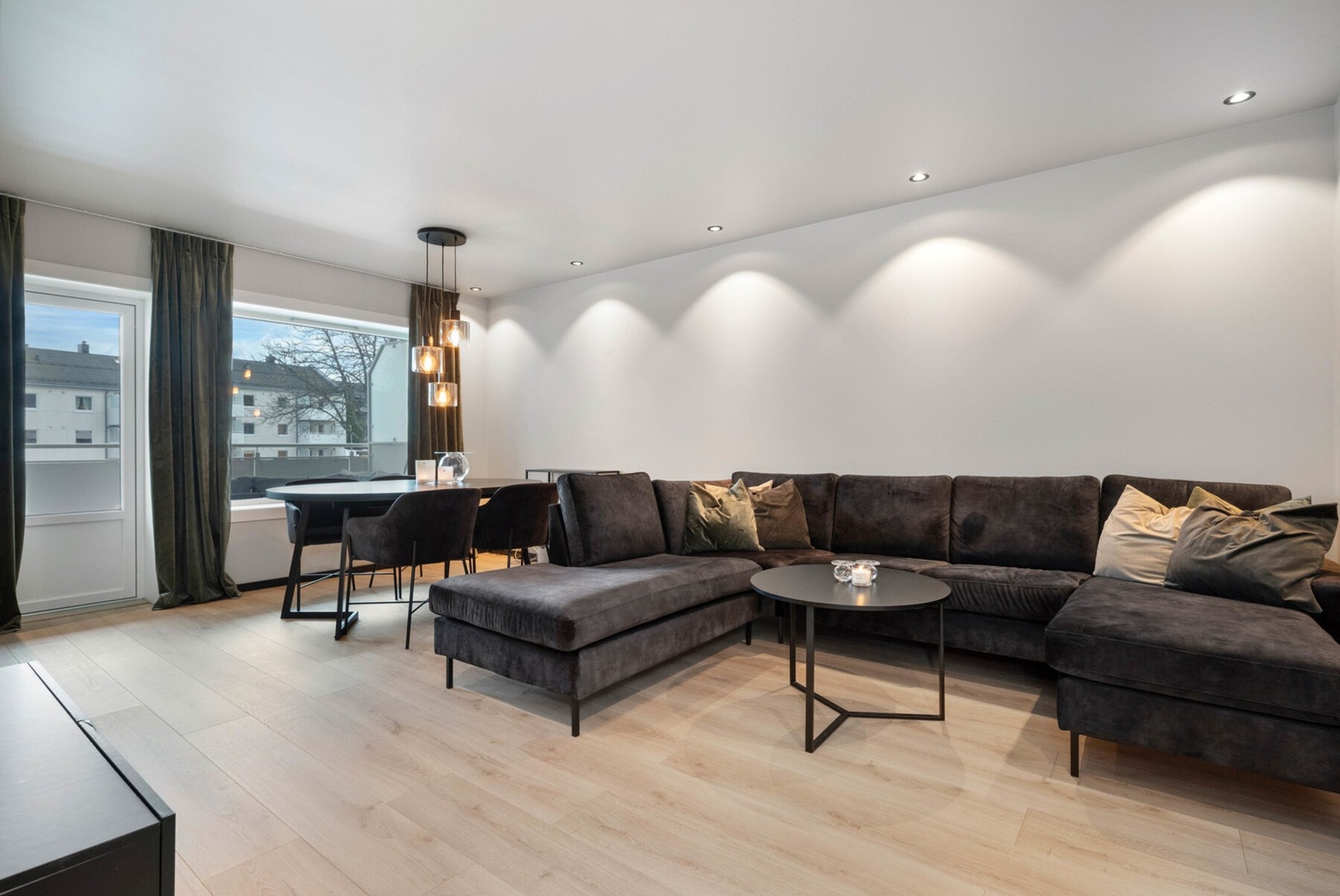 Pen og romslig stue på totalt 20,8m². Galleribilde