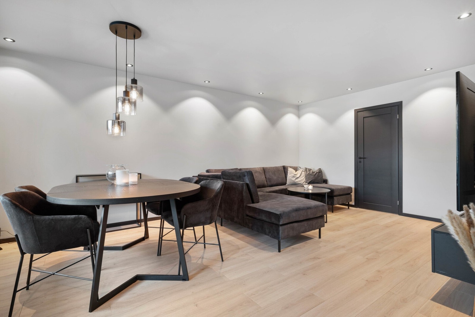 Her har du god plass til både spisestue og sofa. Galleribilde