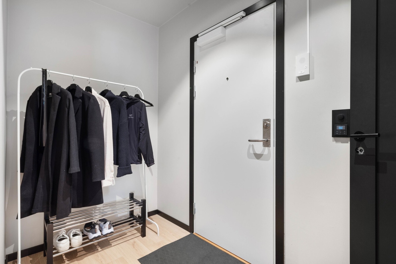 Entreen har laminert gulv med gulvvarme. Galleribilde