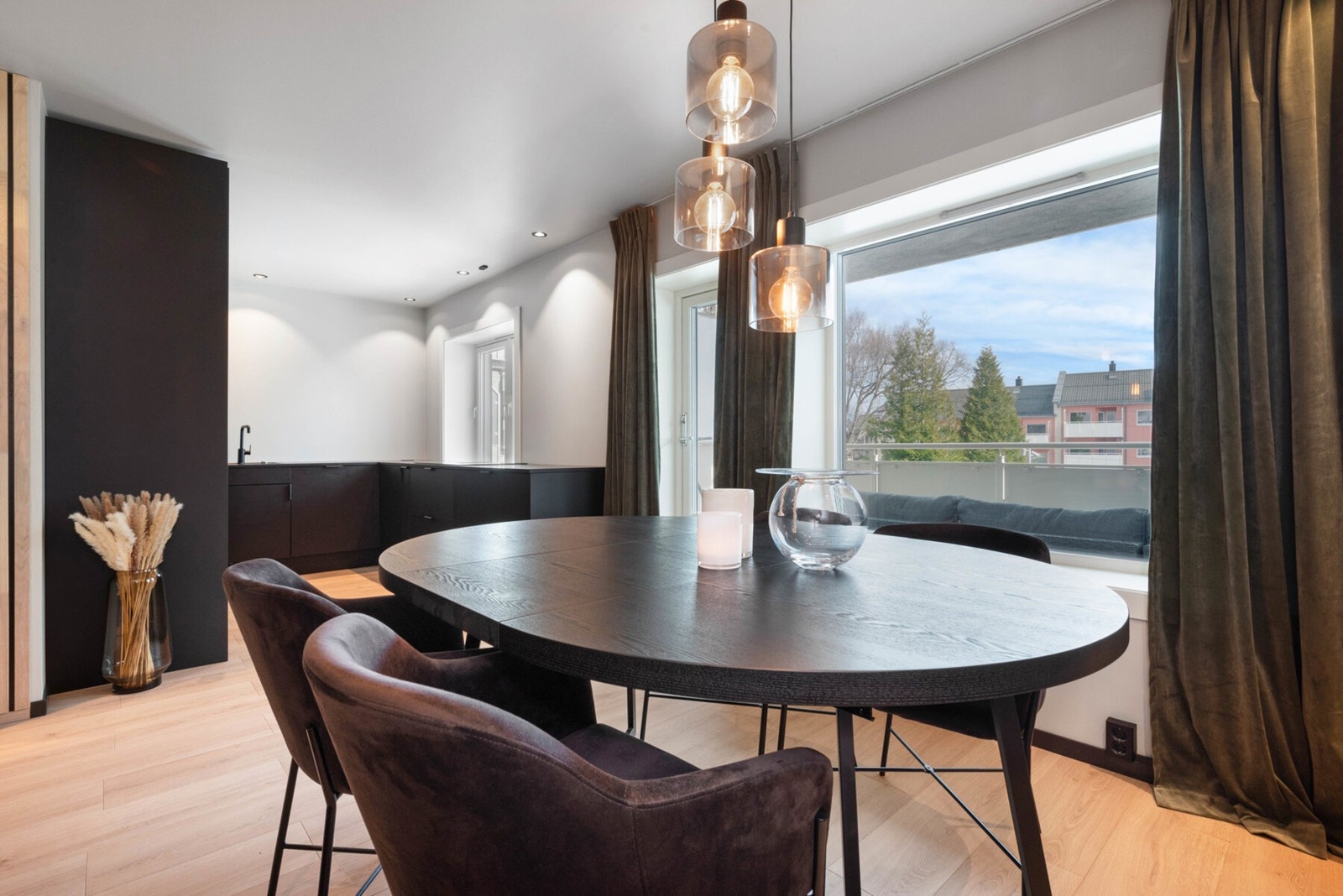Fra stuen er det utgang til balkong. Galleribilde