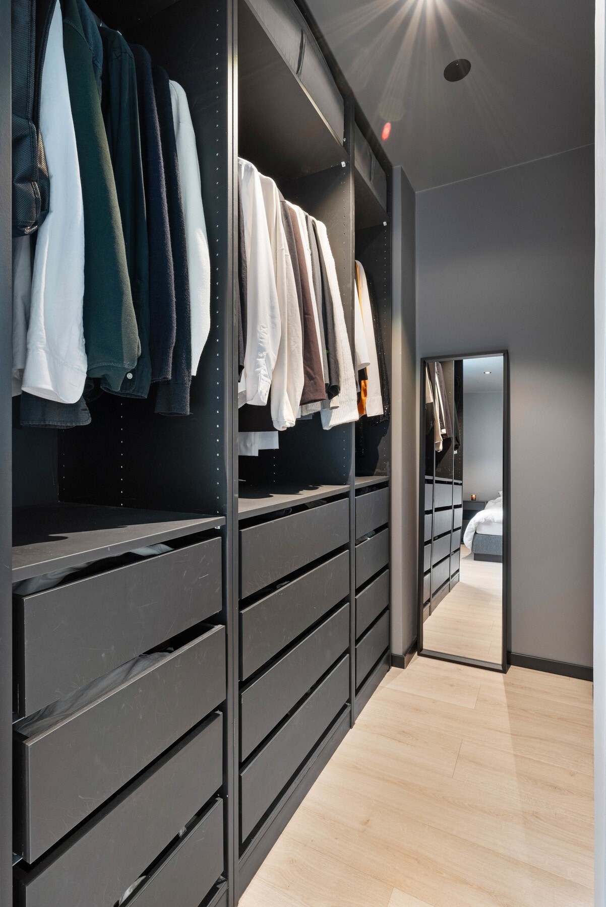 Soverommet har egen walk -in garderobe. Galleribilde