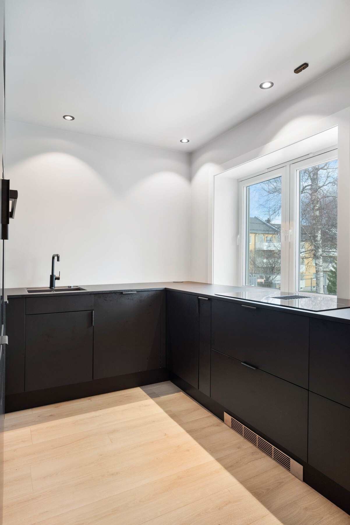 Kjøkkenet er på totalt 7 m² og har mye skapplass. Galleribilde