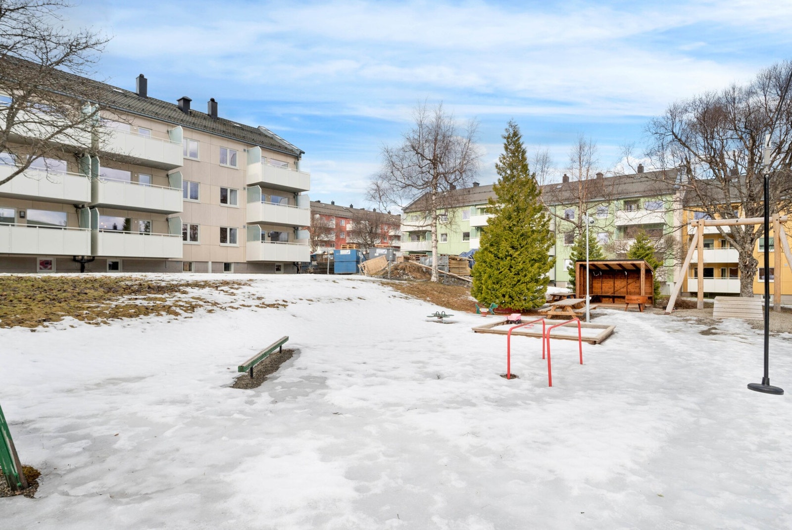 Det er sykkelavstand med slak nedoverbakke til NTNU, samt sykkelveg til Handelshøyskolen BI. Galleribilde