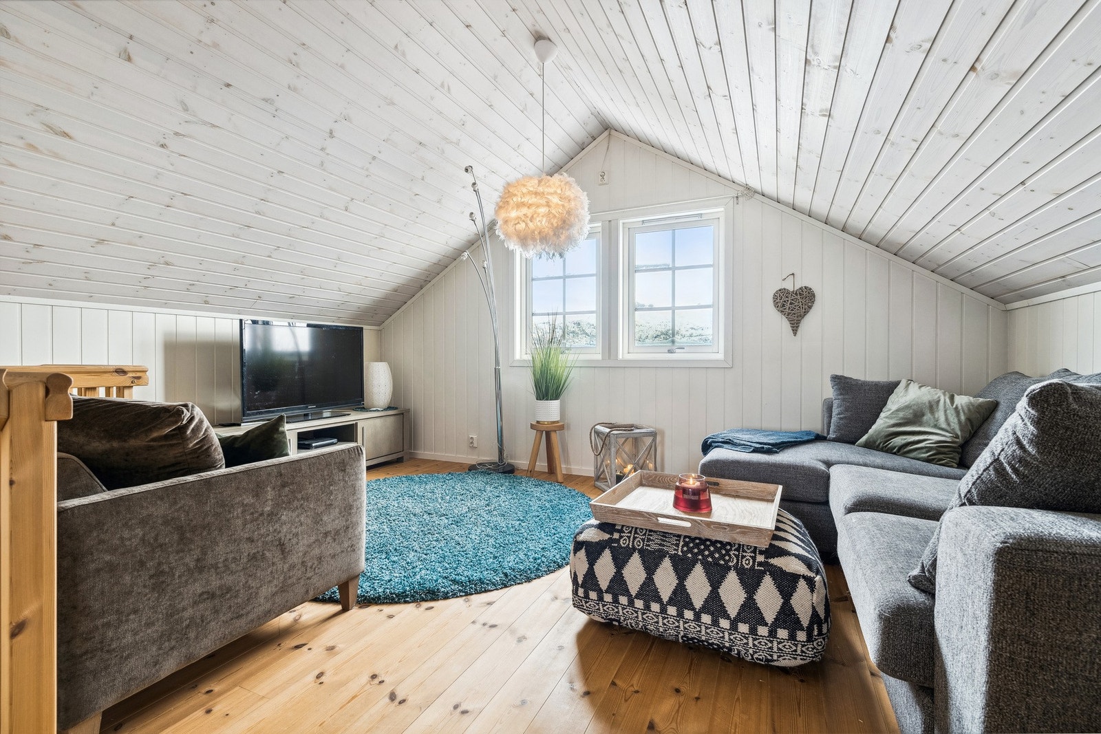 Koselig loftstue med gode møbleringsmuligheter - perfekt for barna! Galleribilde