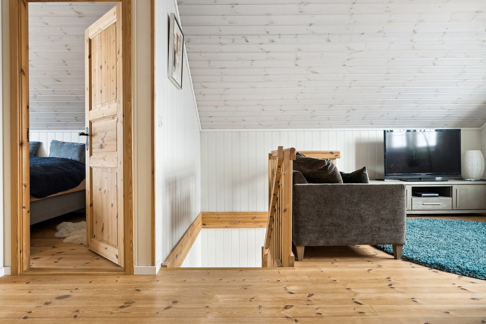 Vi er nå i 2. etasje - hvor det er en loftstue og 2 soverom. Galleribilde