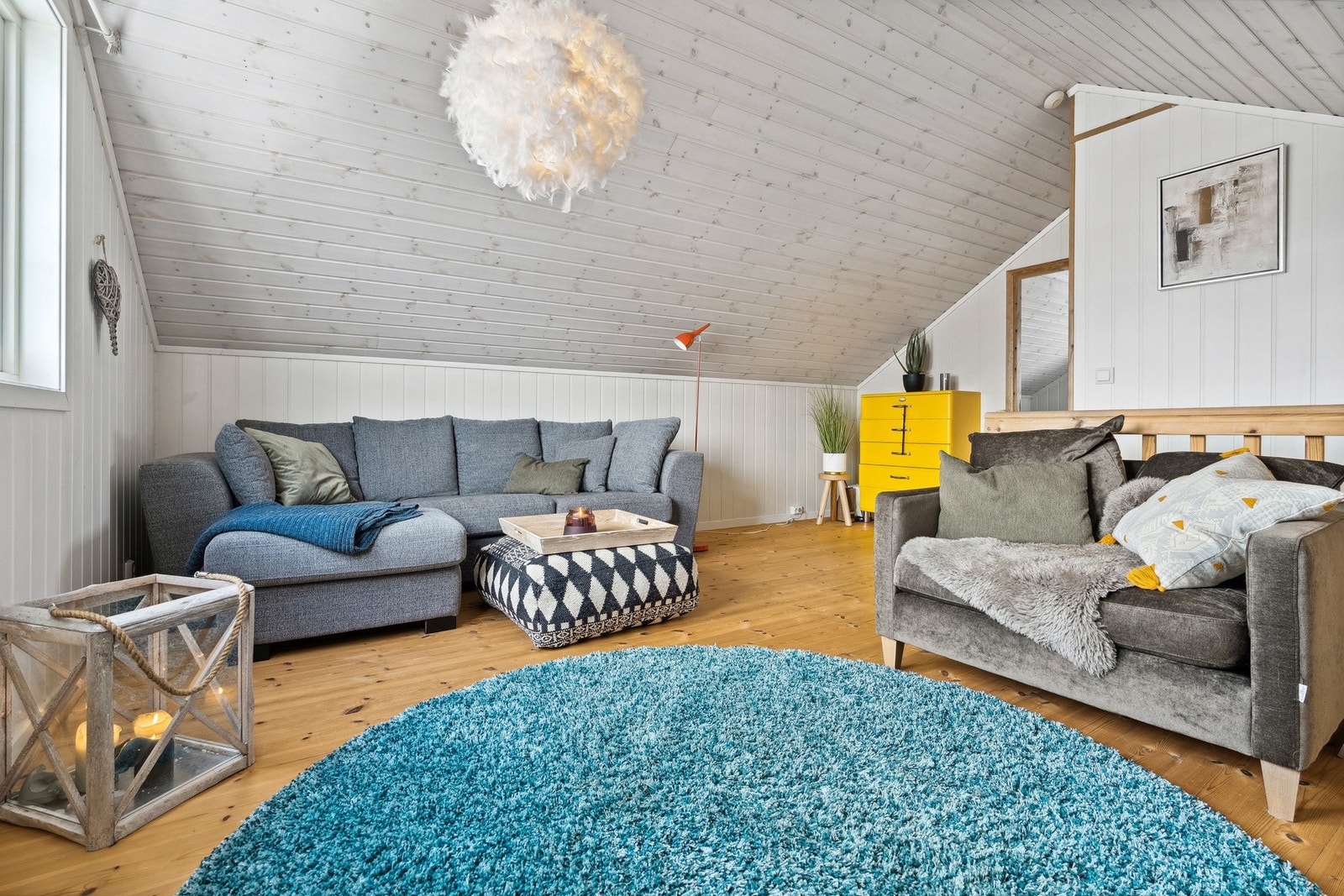 Koselig loftstue med gode møbleringsmuligheter - perfekt for barna! Galleribilde