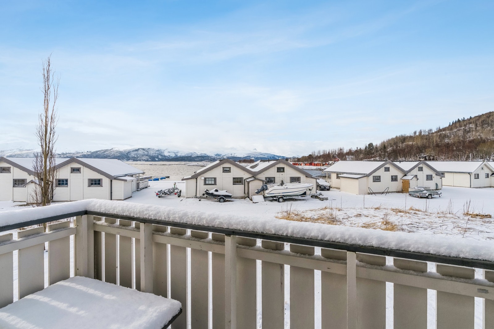 Sørvestvendt veranda på ca. 4 m² med gode solforhold - fine omgivelser både sommer og vinter! Galleribilde