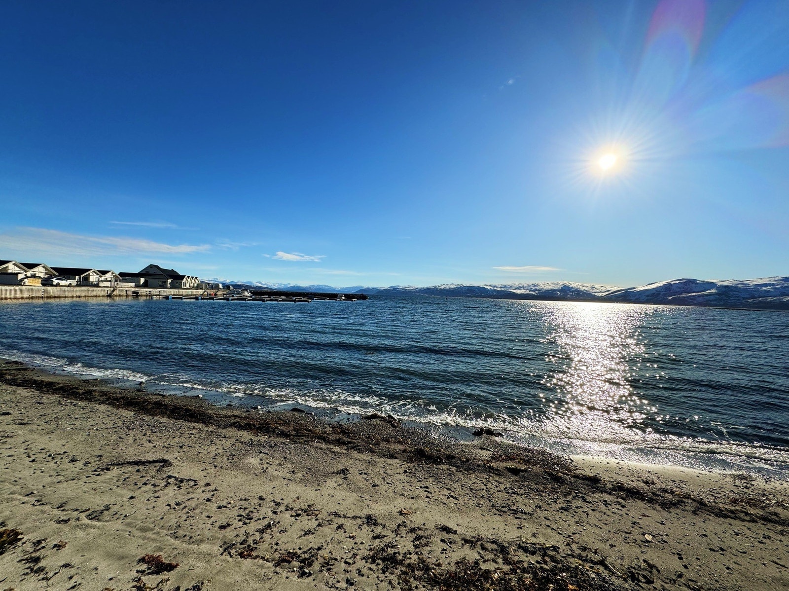 Her bys det på late dager på stranden og et yrende fiskeliv og båtliv. Galleribilde