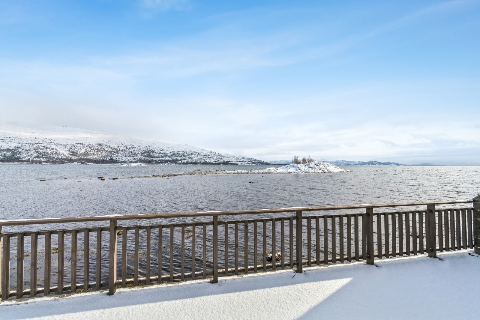 Romslig terrasse oppmålt til ca. 16 m² - nydelig utsikt mot fjord og fjell! Galleribilde
