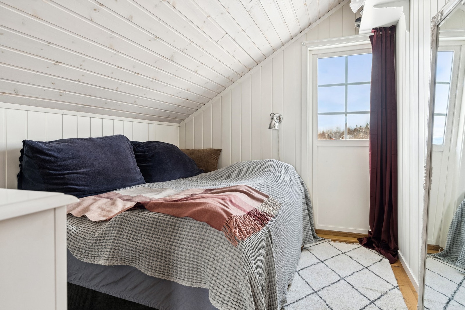 Soverom nr. 1 med utgang til veranda. Galleribilde