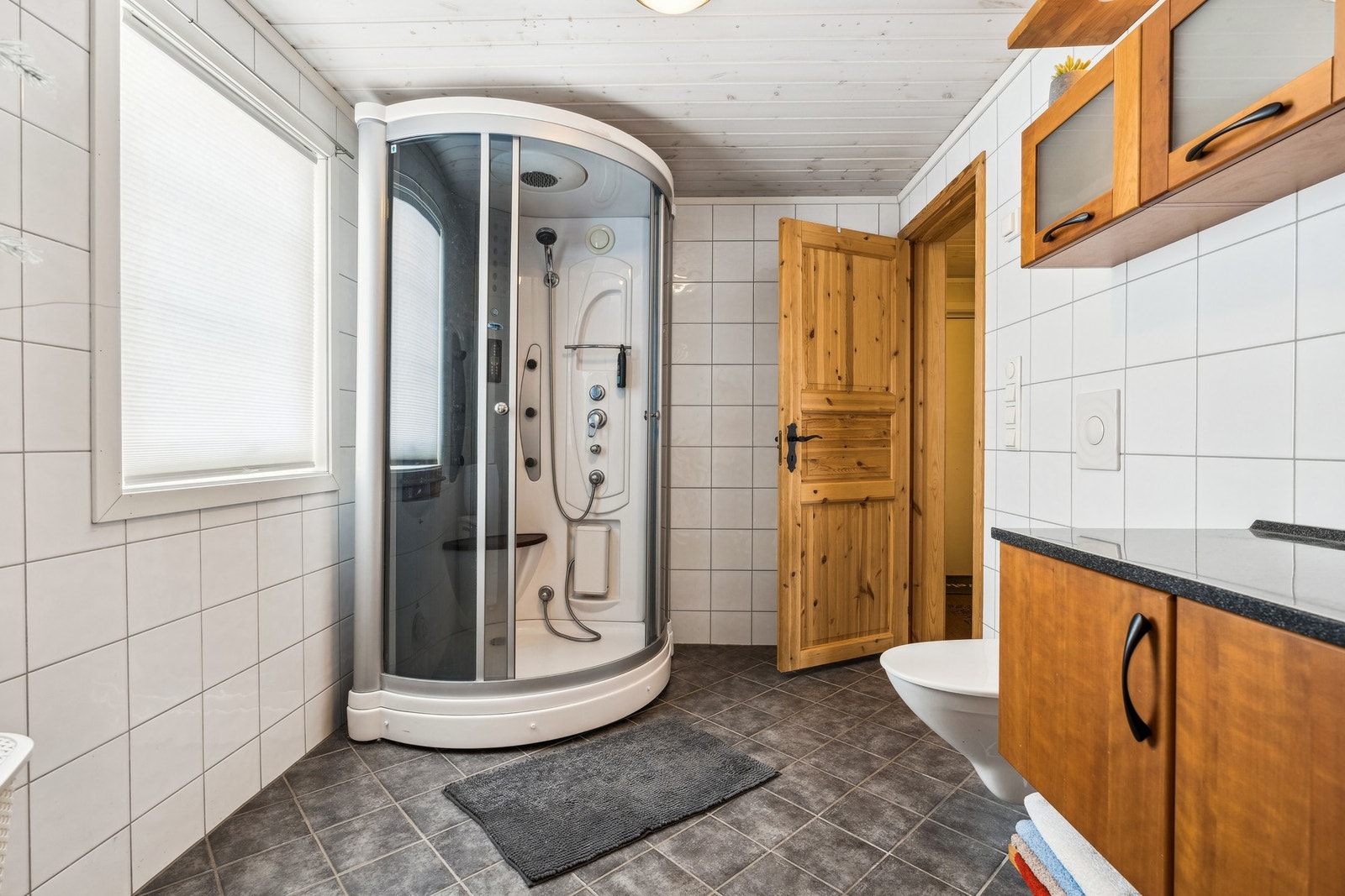 Det er satt inn dusjkabinett. Vegghengt toalett. Galleribilde