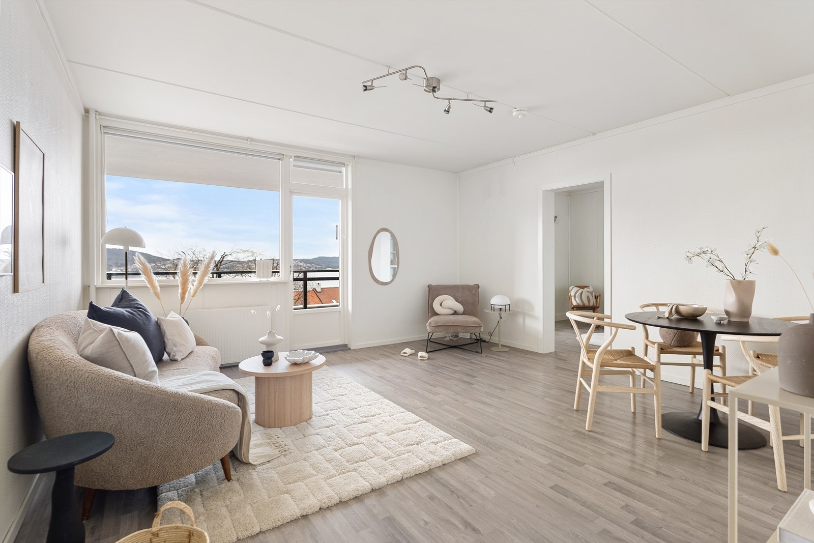 Lys og fin stue med store vindusflater, laminat gulv og tidløse fargenyanser! Galleribilde