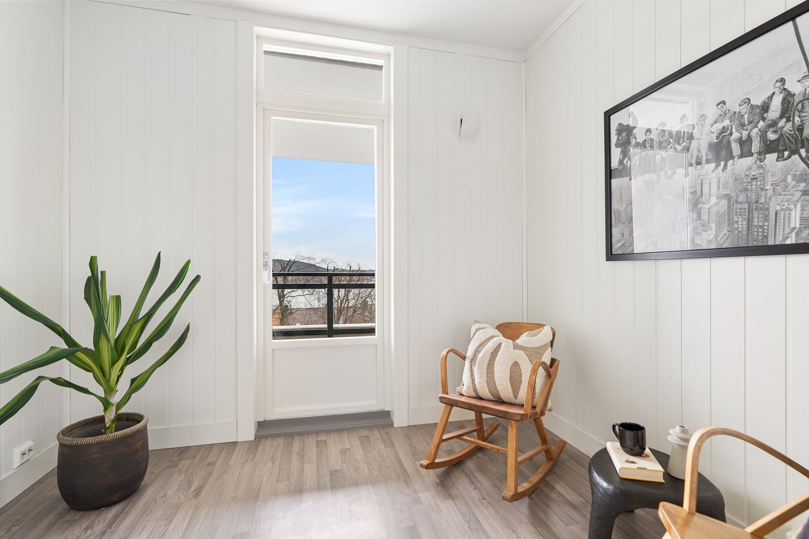 Fra rommet har du også direkte utgang til vestvendt altan med fantastiske sol- og utsiktsforhold! Galleribilde
