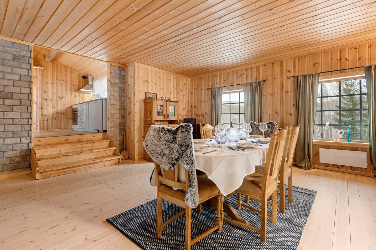 God plass til spisestue i stuedelen, dels åpen løsning mot kjøkken. Galleribilde