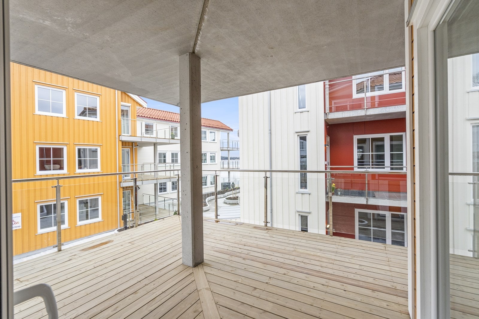 Romslig balkong Galleribilde