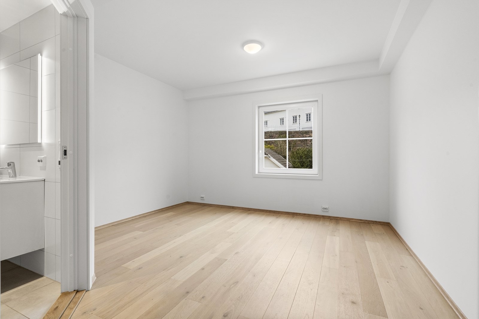 Romslig hovedsoverom med god plass til garderobeskap Galleribilde