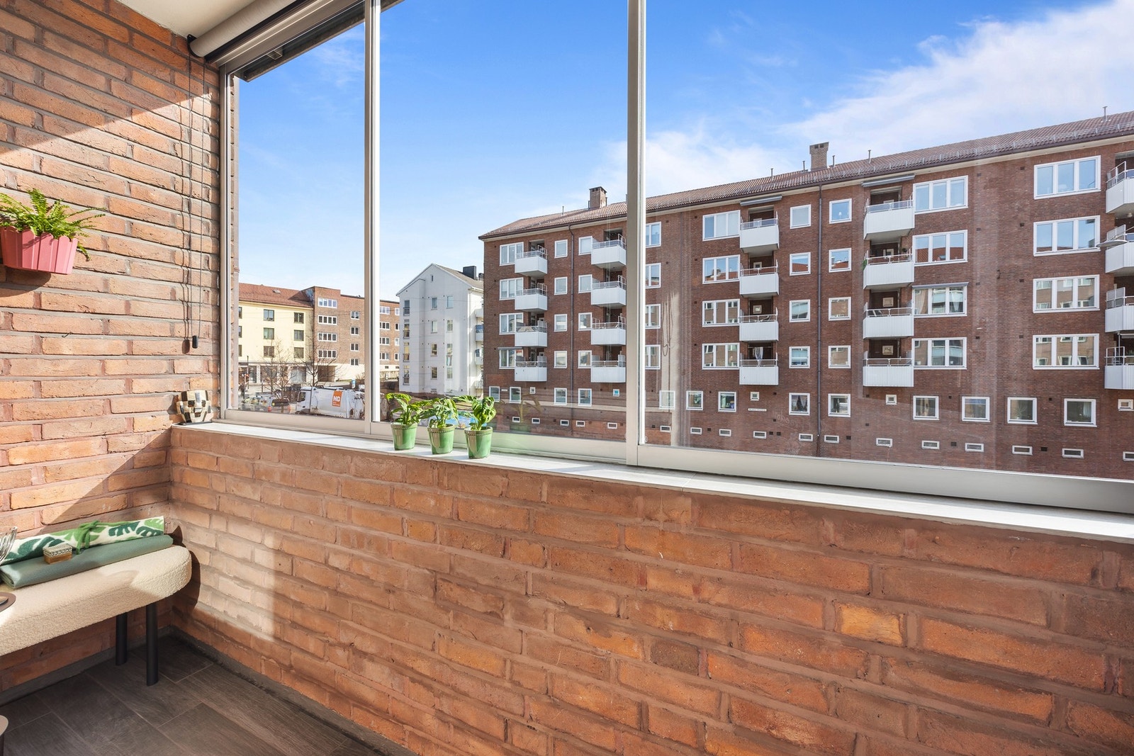 Balkongen oppleves som lun på sommerstid, så her kan du nyte varme dager. Galleribilde