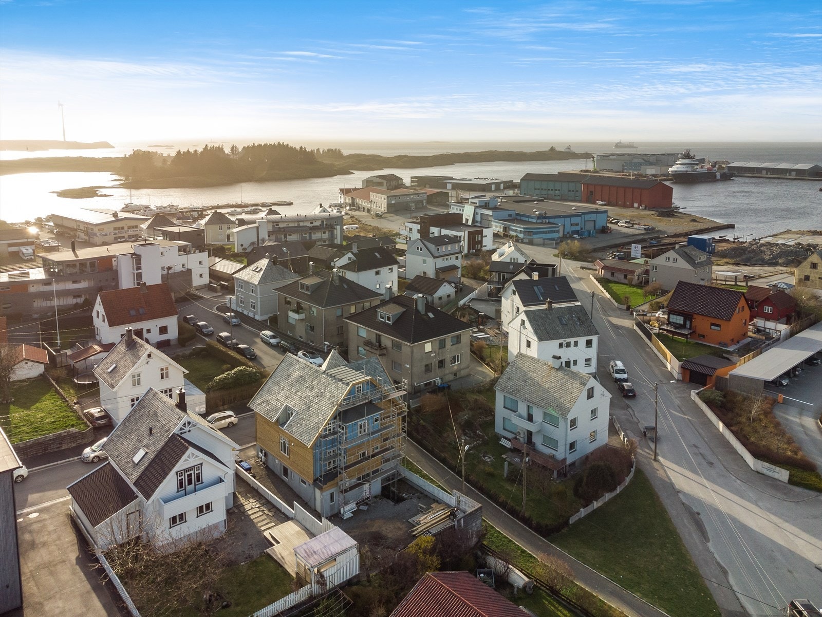 Langgata 65, bolig med flott og sentral beliggenhet på Hasseløy. Fra boligen er det kort vei til Haugesund sentrum hvor en har alt av butikker og restauranter. Galleribilde