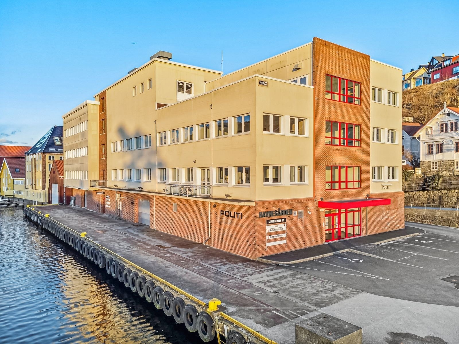 Og muligheter for skilting logo - mot sjøsiden Galleribilde