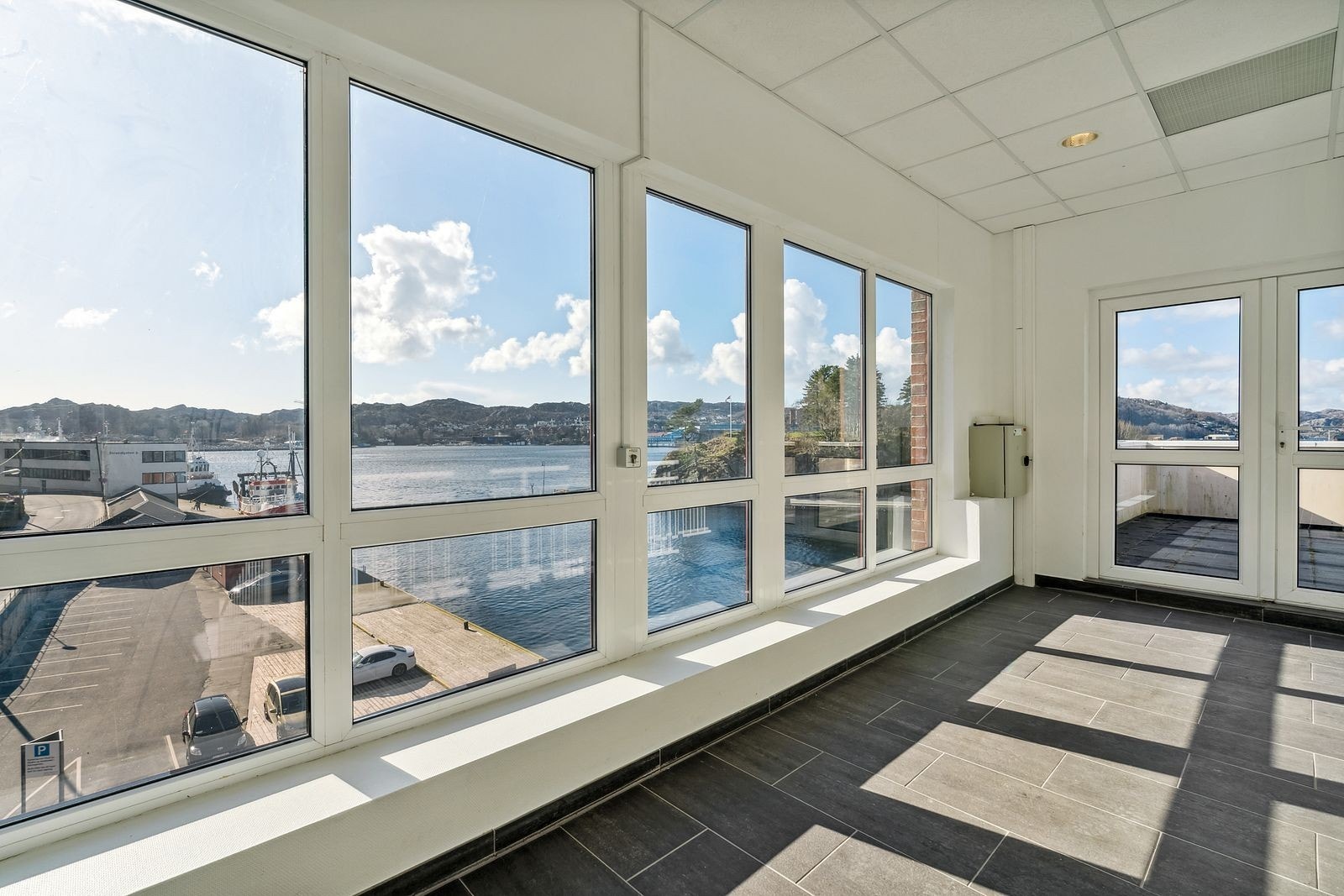 Trappeoppgang og utgang til takterrasse Galleribilde