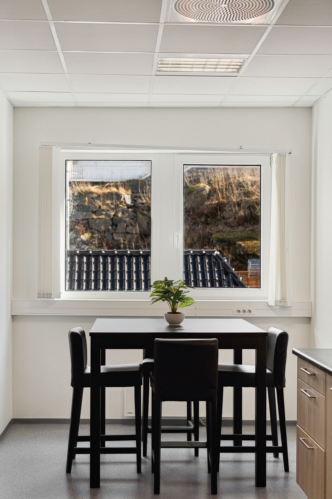 Spisekrok med utsikt over de gamle trehusene i Strandgaten Galleribilde