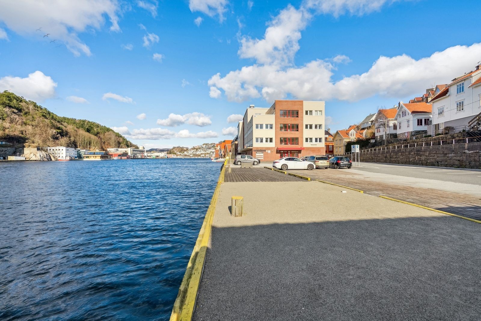 Utsikt fra sandstrand - her blir det satt opp sandstrand som leietakere kan benytte på varme dager - grille og nyte bølgeskvulp. Galleribilde