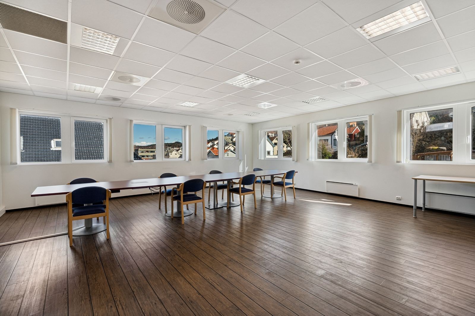 Dette er vårt største rom for utleie, og er på ca. 77kvm. Her er det muligheter til å leie det å dele det med de andre leietakerne, eller det kan brukes til et team-rom på opp til 12 personer - hvor vi da lager møterom av noen av de andre kontorene. Galleribilde