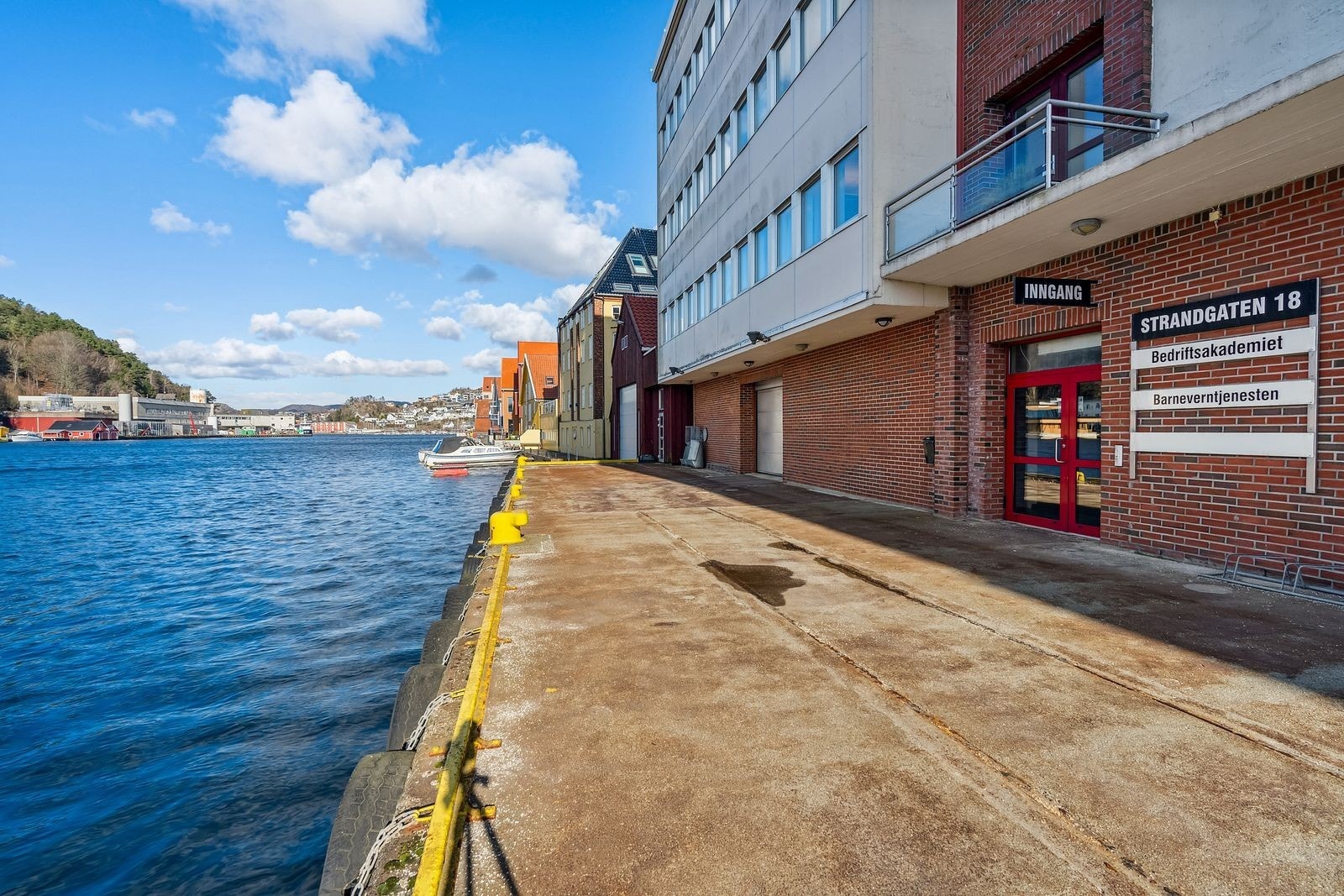 Inngang med skilter over noen av leietakerne Galleribilde