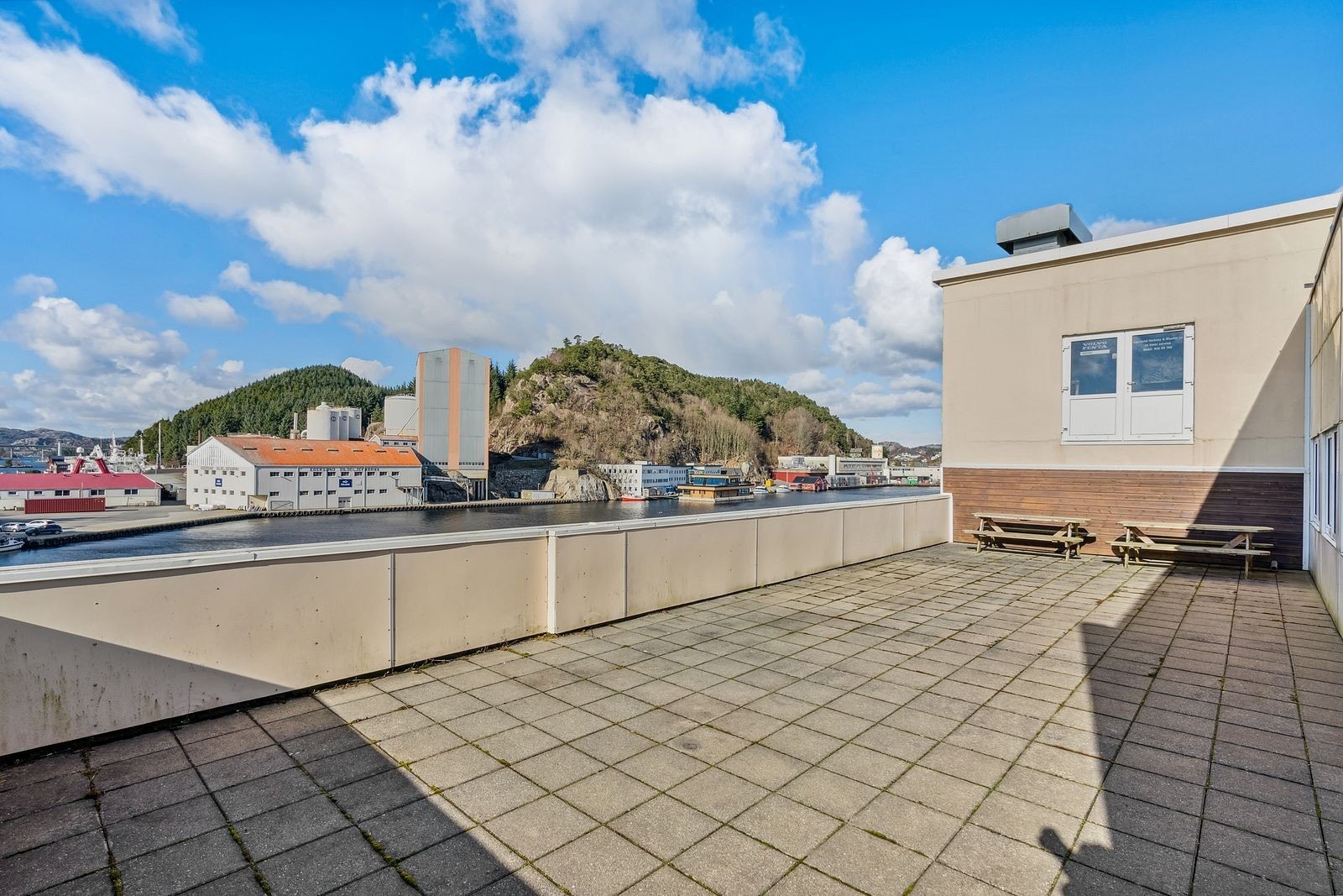 Solfyldt takterrasse med nydelig utsikt Galleribilde