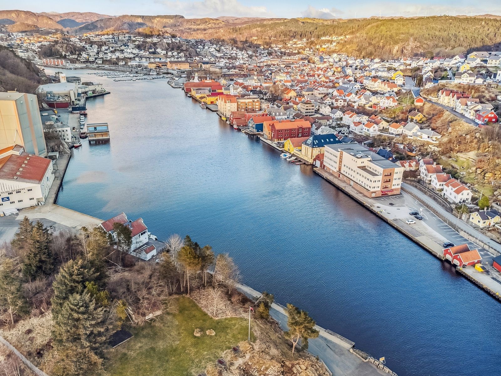 Bygget ligger i strandgaten med mange historiske bygninger som nærmeste nabo Galleribilde