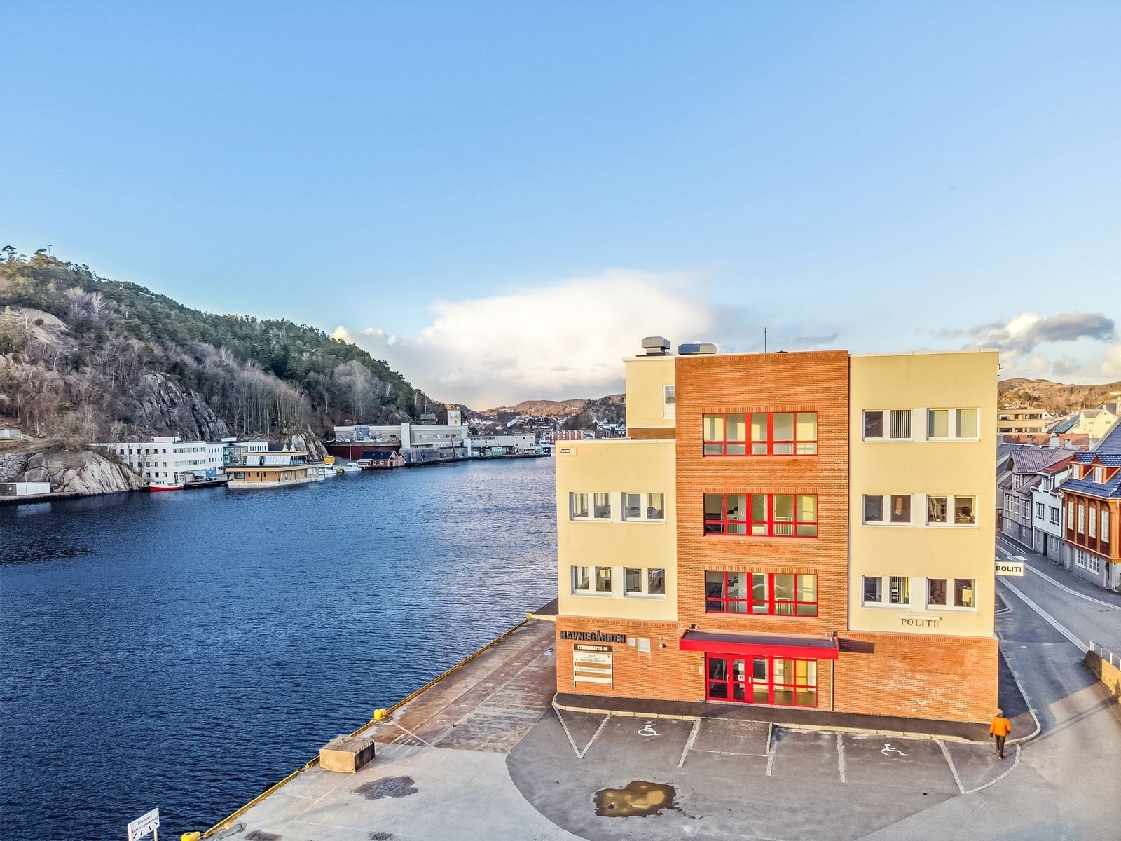 Muligheter til skilting med firmalogo mot parkeringsplass og bilveg. Galleribilde