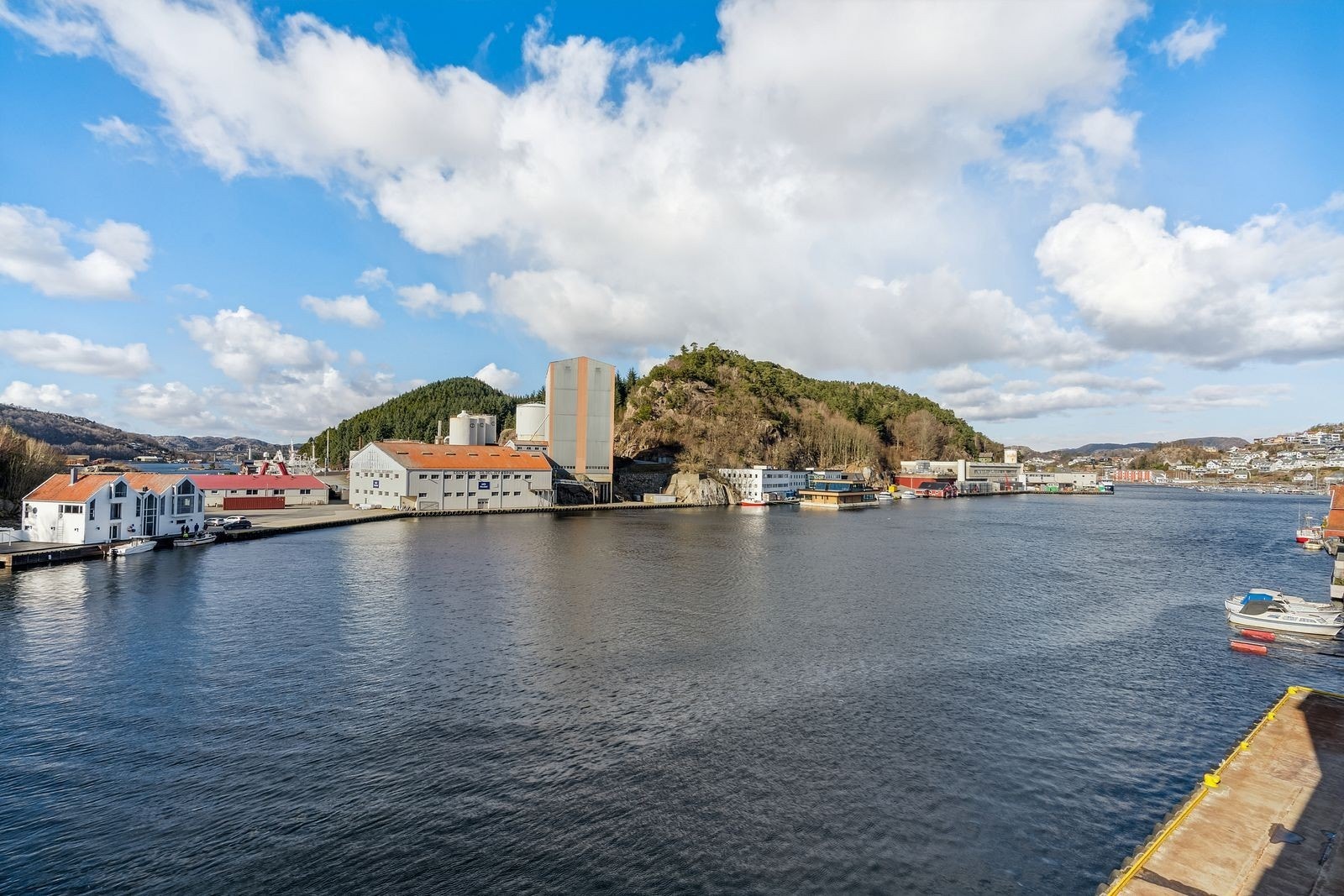 Utsikt fra brygge - mulighet til å nyte livet i havna i pausene Galleribilde
