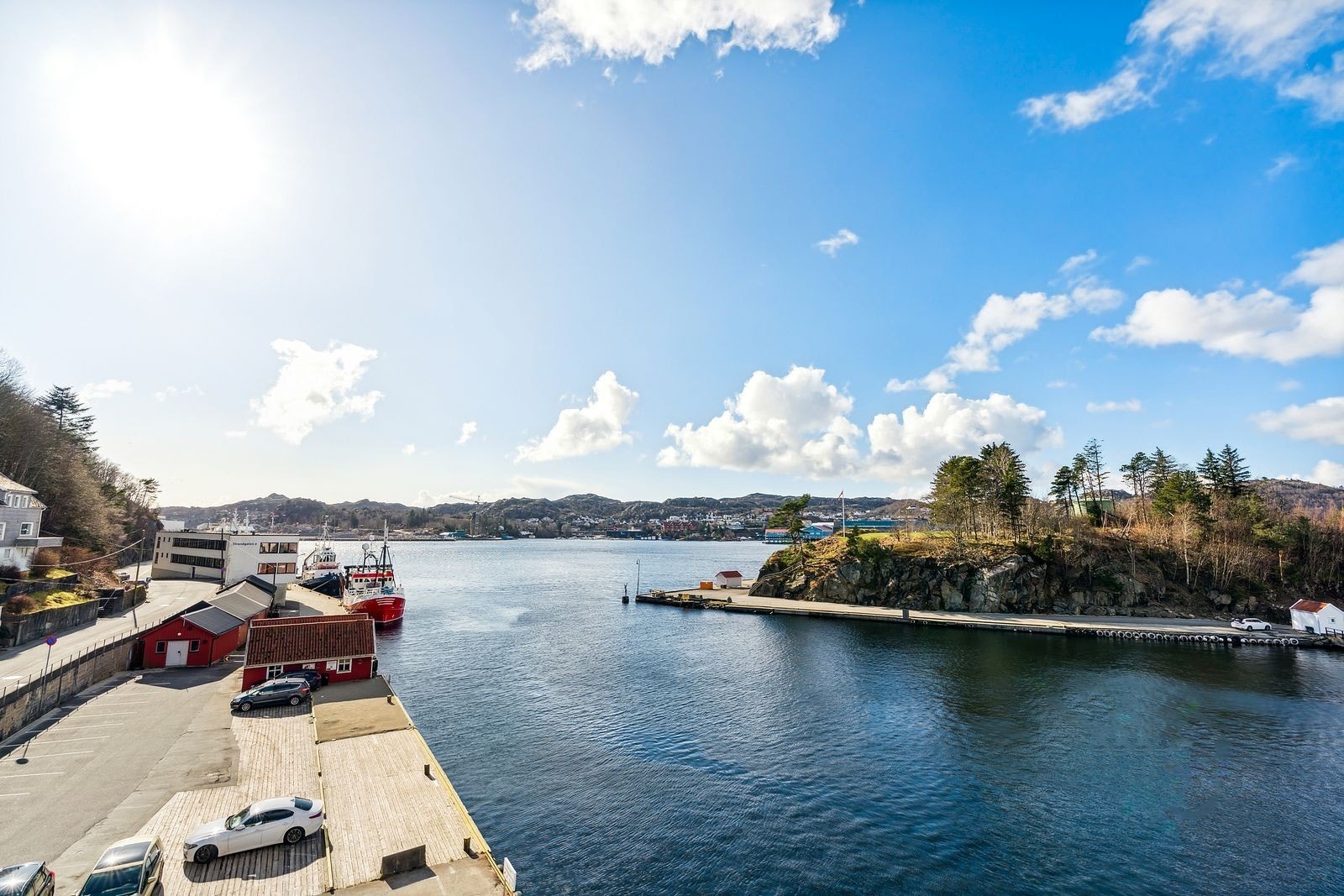 Utsikt til takterrasse - ser over til Lindøy batteri: https://www.dalanefolkemuseum.no/leksikon/lindoy-batteri Galleribilde