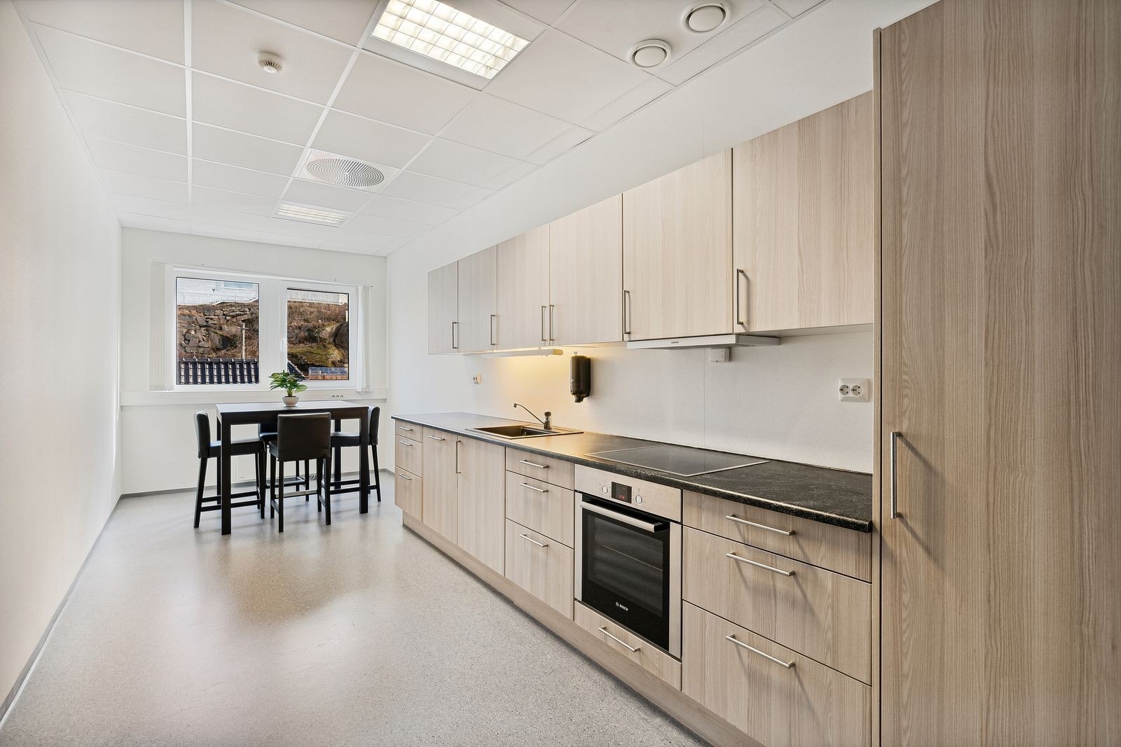 Koselig kjøkken med det meste av utstyr for å lage en enkel lunsj eller en bedre middag Galleribilde