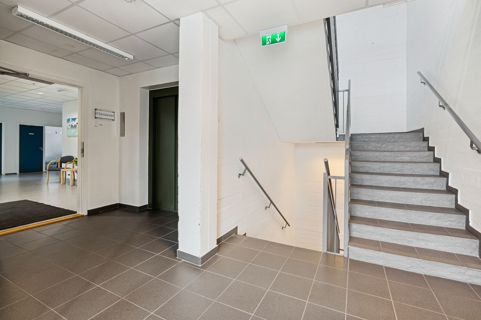 Gang i etasjen vi har ledige kontorer. Det finnes også mulighet til egen inngang til høyre i bilde med egen logo om ønskelig Galleribilde