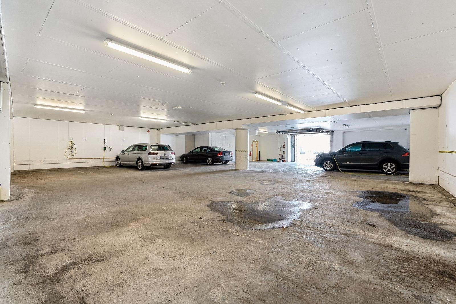 Garasjeanlegg med elektronisk port Galleribilde