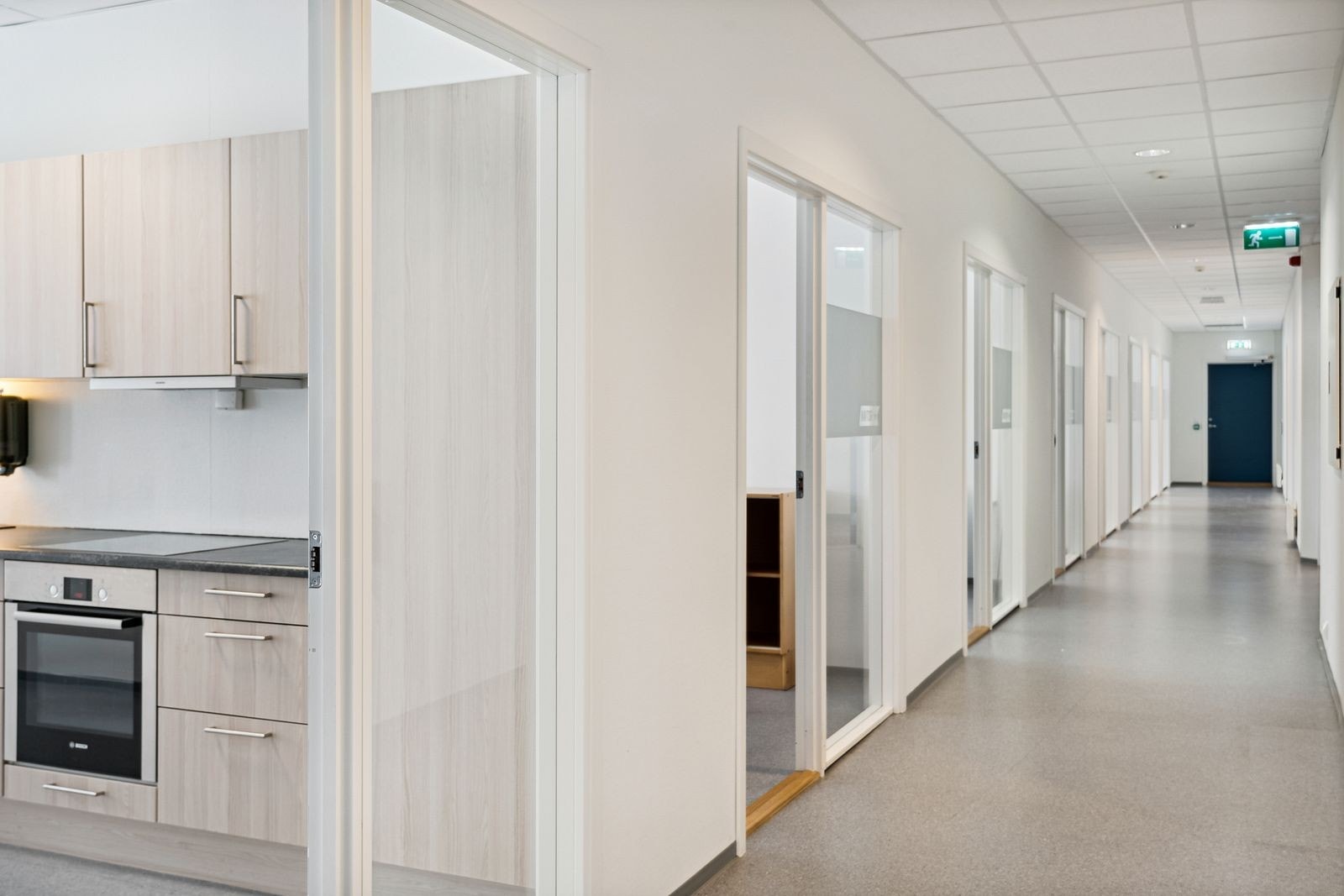 Lite med koselig kjøkken Galleribilde