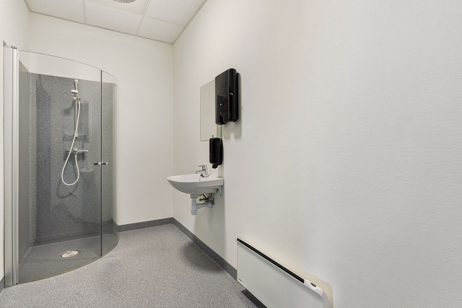 En av flere toalett med dusjmuligheter Galleribilde