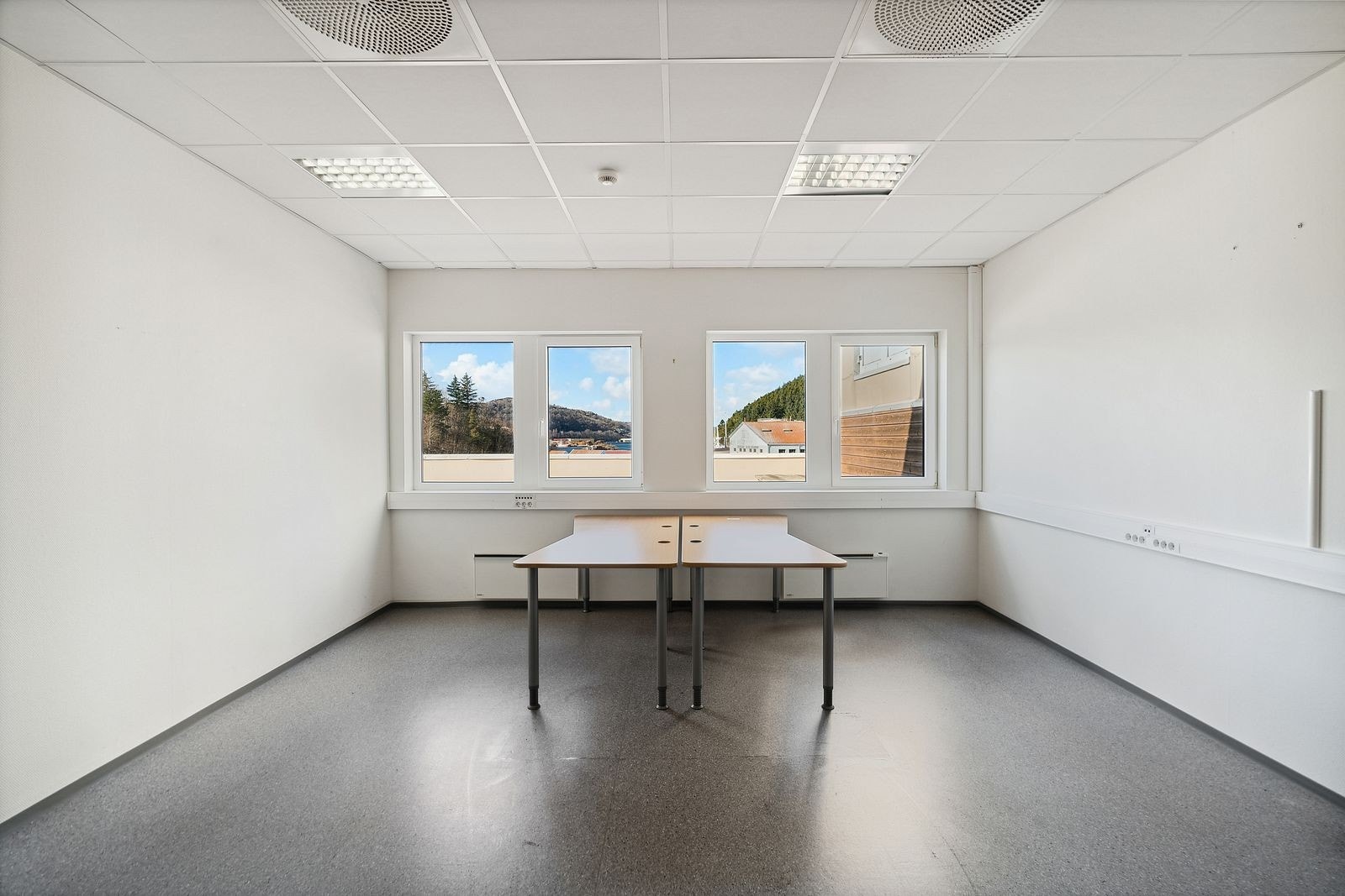 Eksempel på et uinnredet kontor med plass til 2 personer. Vi har også større kontorer, men de fleste kontorene er i denne størrelsen Galleribilde