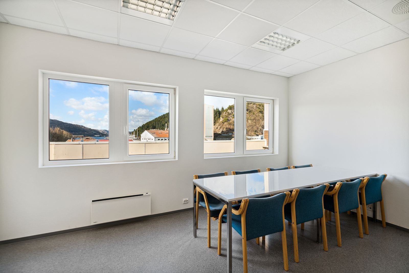 Utsikt fra kjøkken mot takterrasse og innsegling til Egersund sentrum Galleribilde