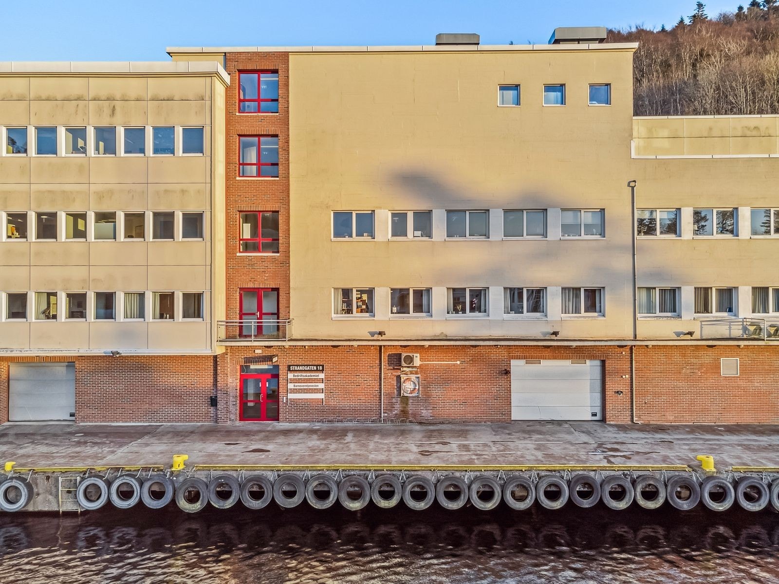 Viser inngangsparti hvor det også er heis & trapper - samt eget lukket parkeringsanlegg. Galleribilde