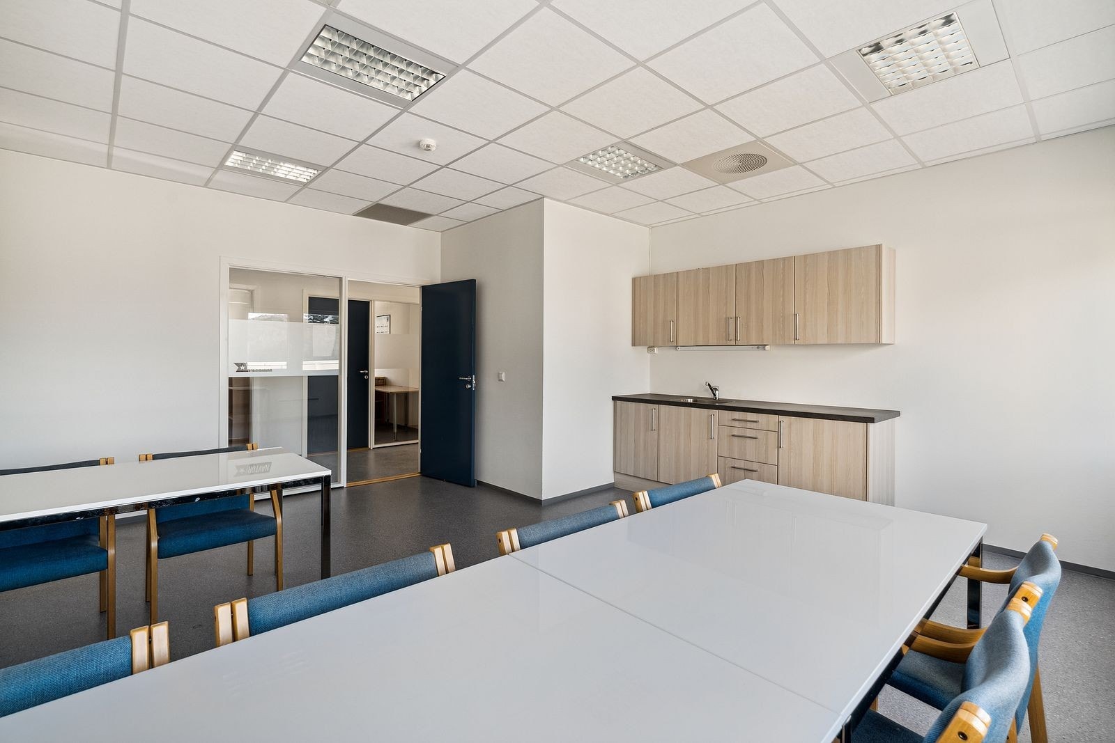 Kjøkken nr.2 - her er det muligheter til å få inn flere bord/spiseplasser Galleribilde